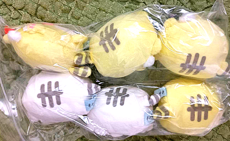 背面には大きな井桁(すみっコマーク)入り。黄色と白の2カラー展開でコレクター心をくすぐる仕様です💛