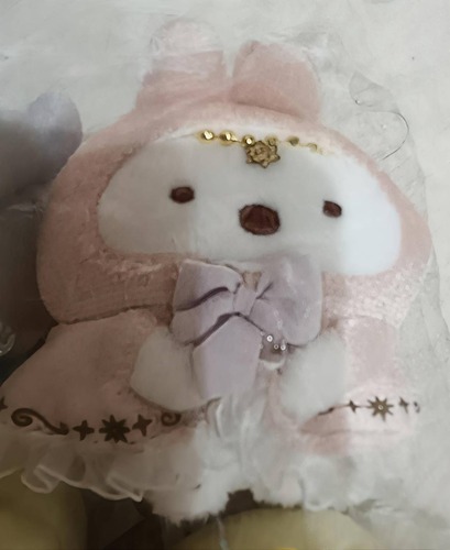 ねこ:ピンクのベルベットマントにラベンダーリボン、ゴールドの星形ヘッドアクセ