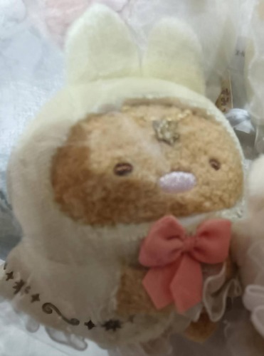 とんかつ:クリーム色うさぎ耳フードにピンクリボン、ゴールドの星形アクセサリー