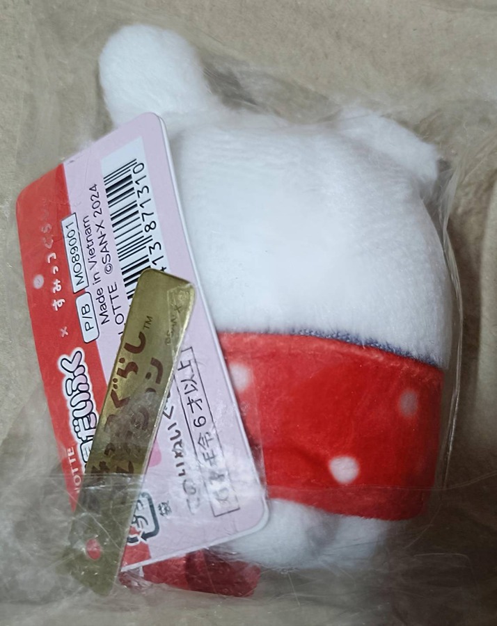 しろくまてのりぬいぐるみの背面タグ。品番MO89001、©LOTTE ©SAN-X 2024、Made in Vietnam の記載が確認できる。