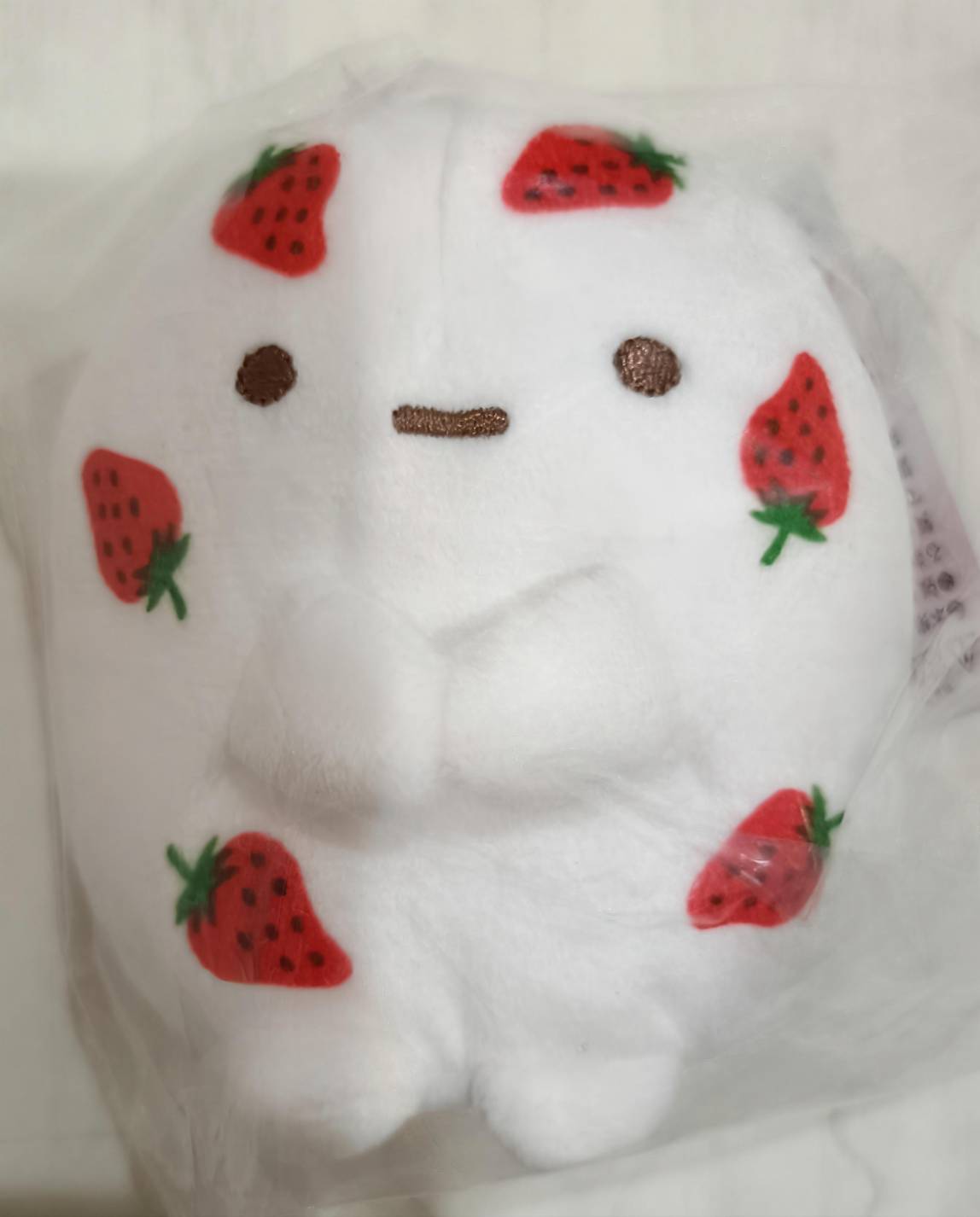 あつめてぬいぐるみ たぴおか(いちごみるく)MO96201 袋越し正面。ライトブルーのたぴおかが赤い衣装といちご柄フードをまとっている。