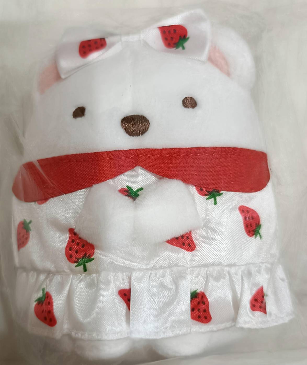 あつめてぬいぐるみ しろくま(MO96101)の商品タグ。「しろくま」の文字といちごデザインのタグが確認できる。