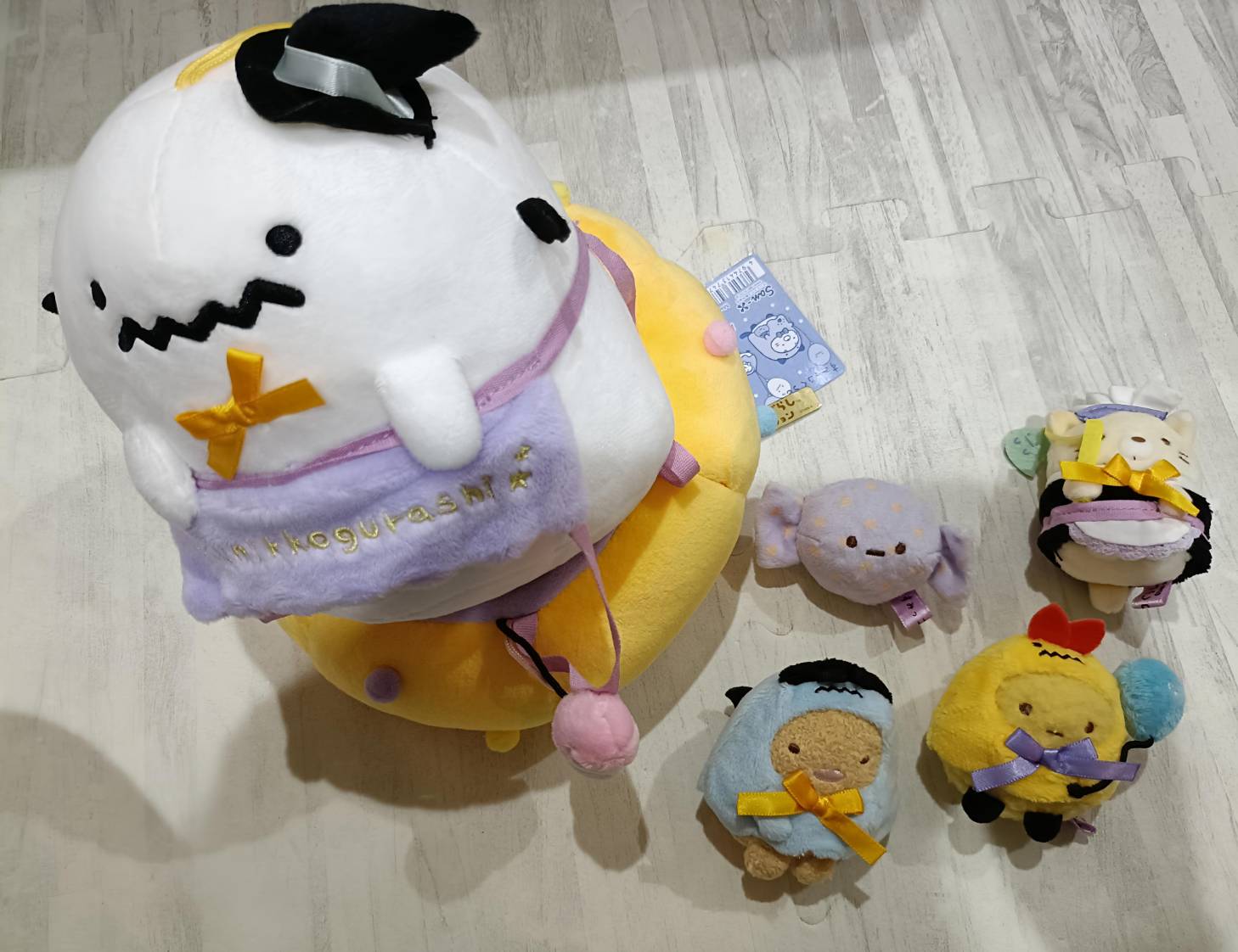 ハロウィンぬいぐるみセット全体像。大きなかぼちゃ型しろくまぬいぐるみと小さなマスコット4体(おばけキャンディ・ねこ・とんかつ・えびふらいのしっぽ)が並んでいる