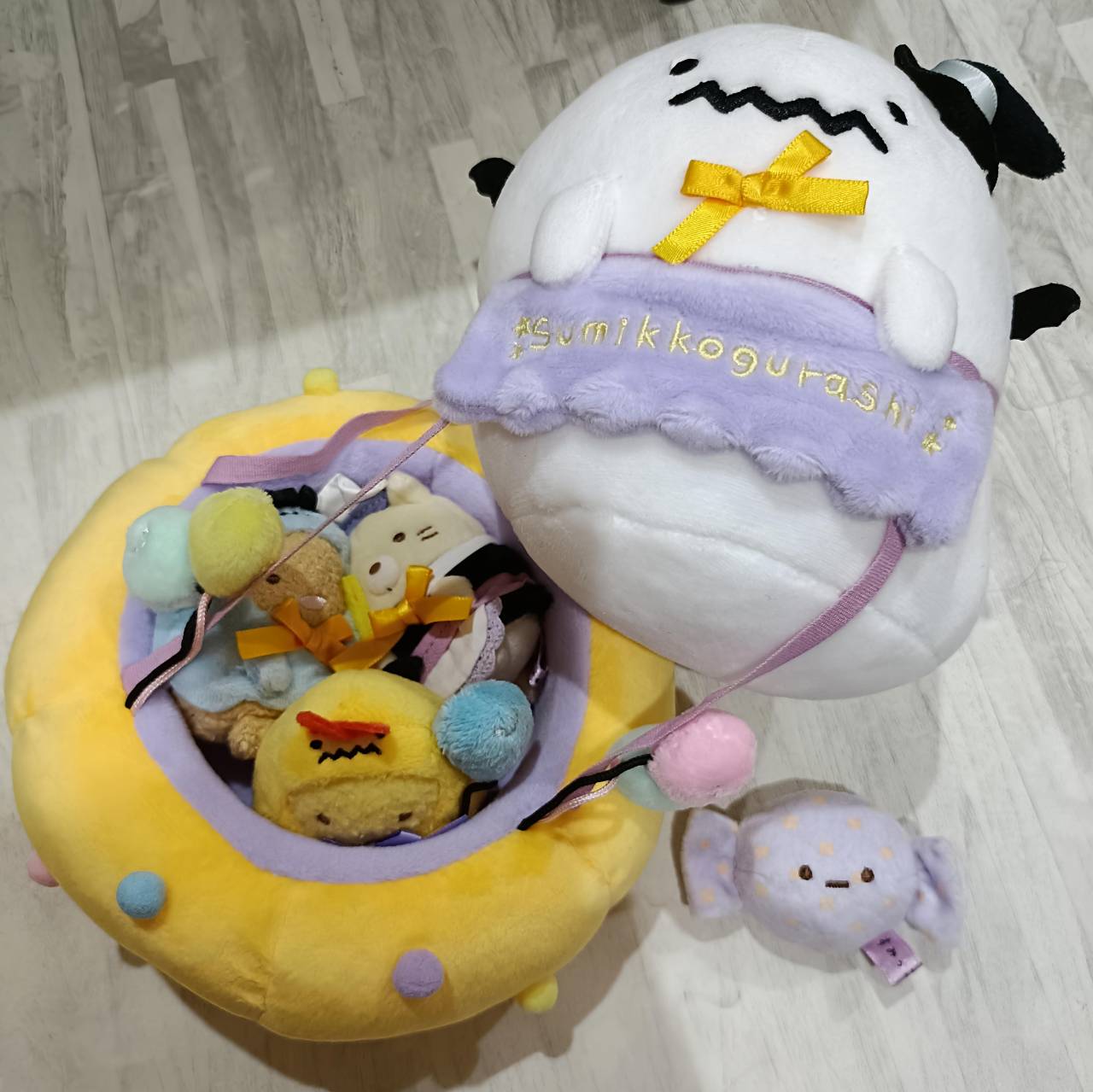 かぼちゃ型ぬいぐるみを開けてマスコットたちを取り出した状態。しろくまのふた部分と黄色いかぼちゃ本体が分かれている