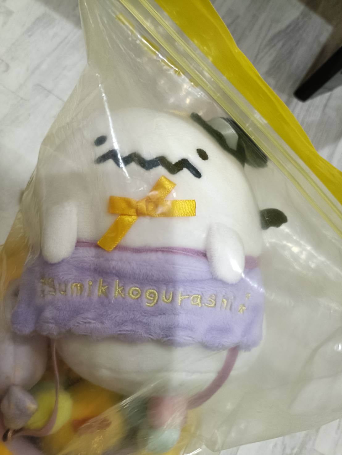 しろくまのおばけぬいぐるみをビニール袋に入れた状態。購入時または保管時の様子