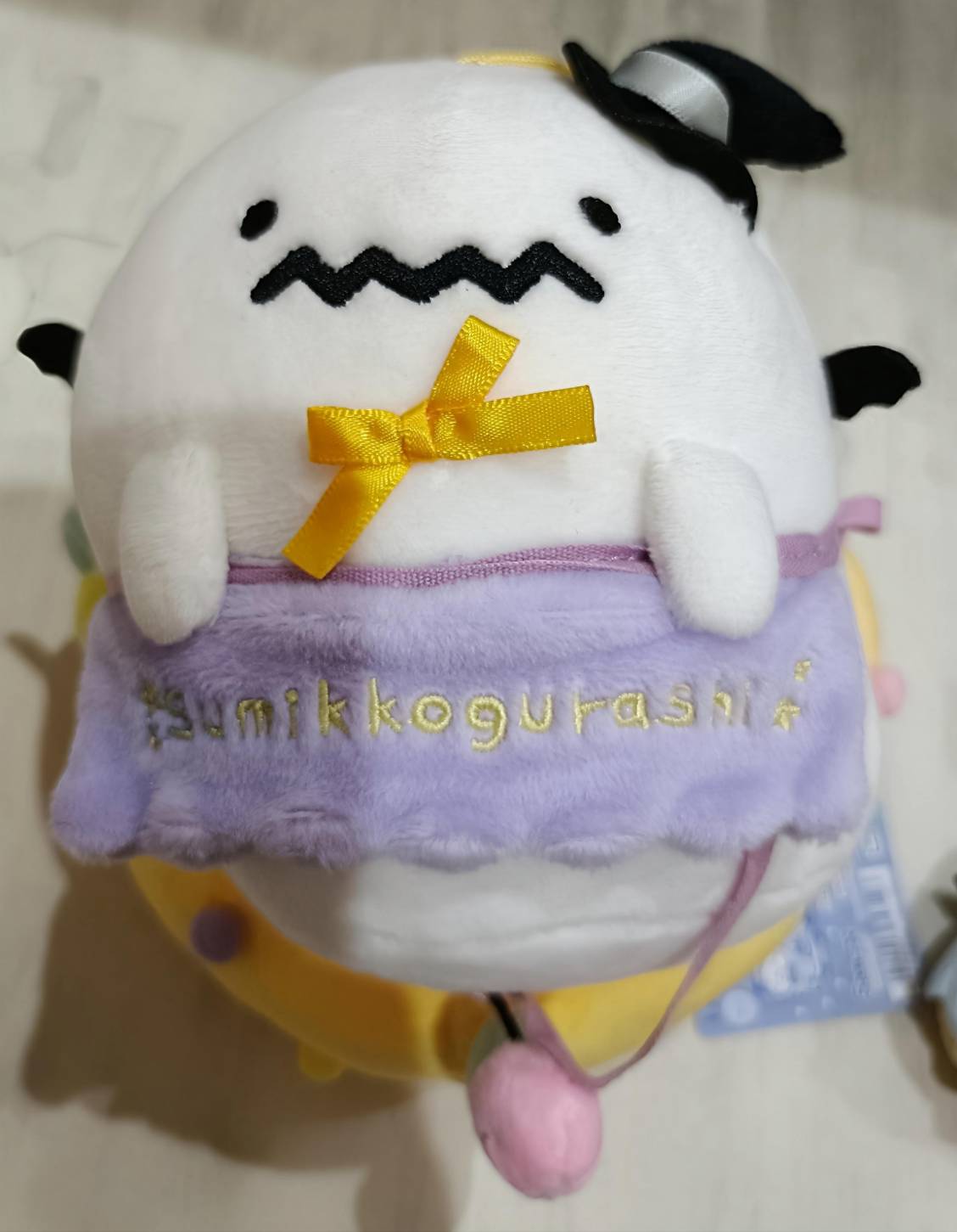 しろくまのおばけぬいぐるみ正面アップ(黄色いかぼちゃ部分も写っている)
