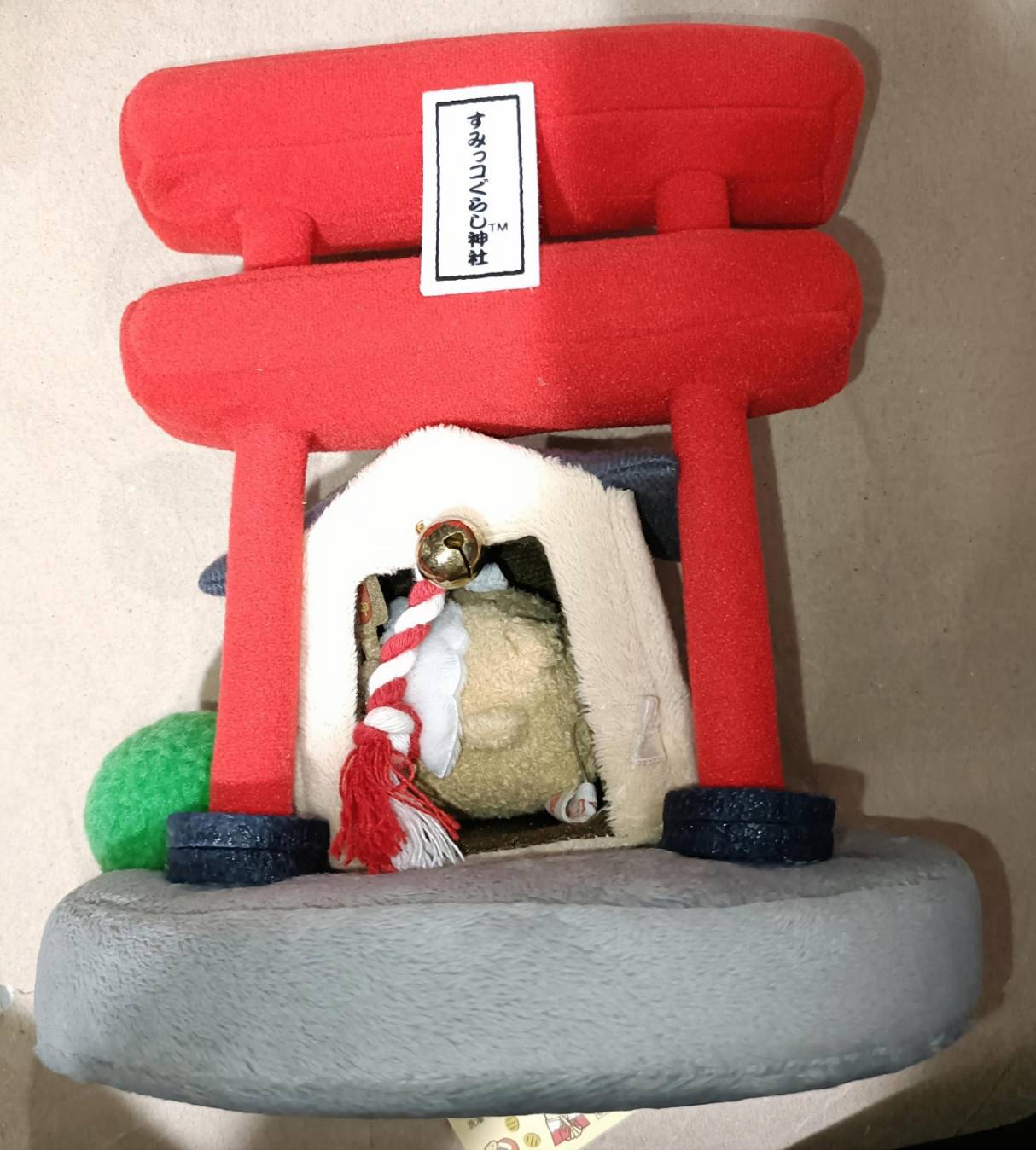 すみっコぐらし神社 シーンぬいぐるみの正面全体像。赤い鳥居・白いお社・グレーの台座・緑の木のオブジェが確認できる。