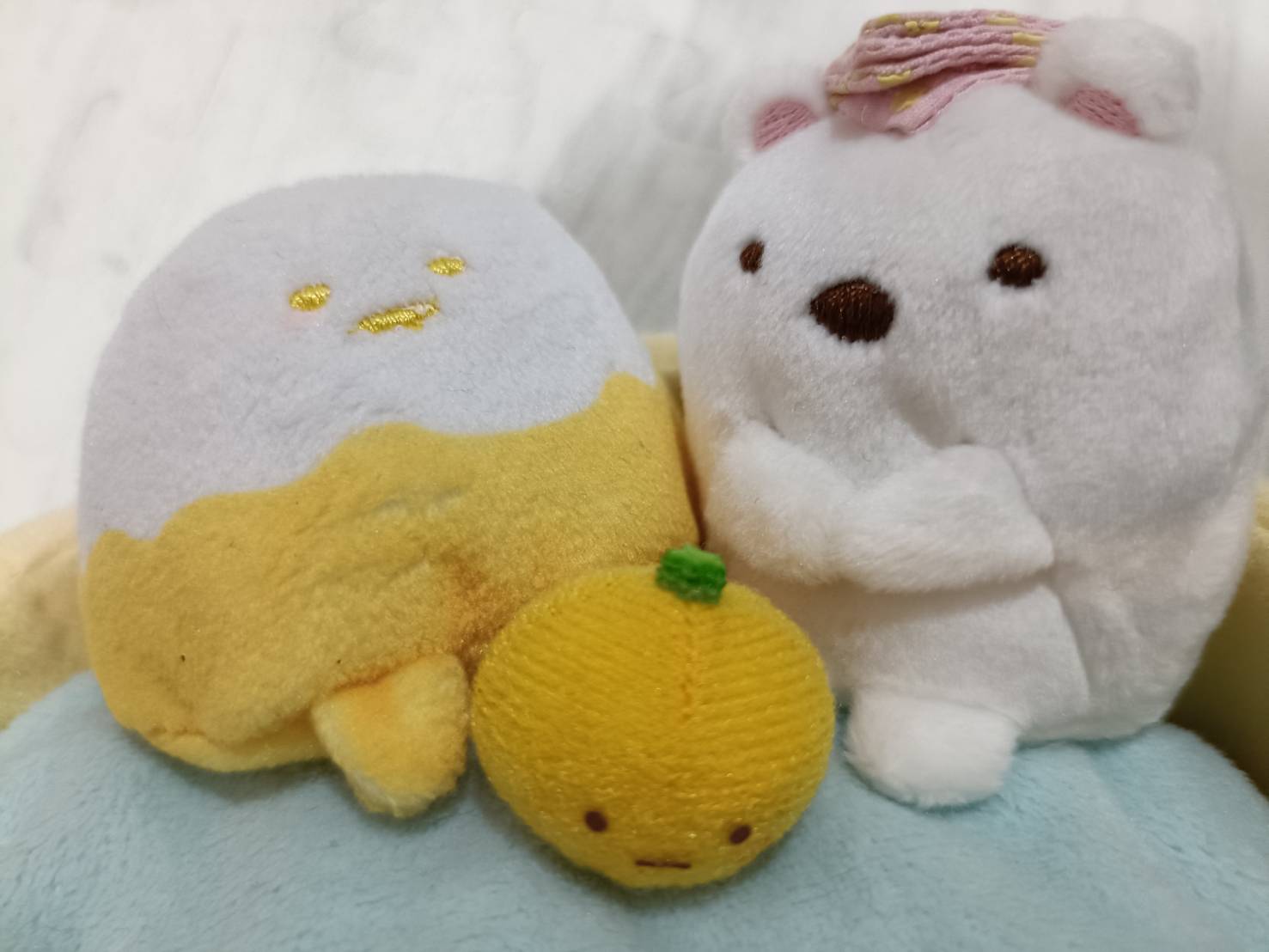 とかげ・ゆず・しろくまのクローズアップ：3体が並んでいる様子、しろくまの頭のピンク水玉タオルが確認できる
