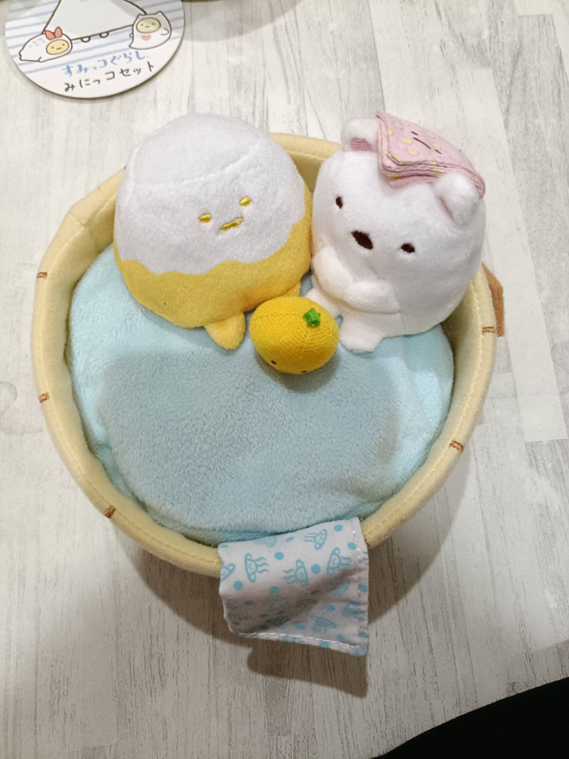 正面から見たセット全体：木桶、お湯、3キャラクター、タオルが全て写っているメインカット