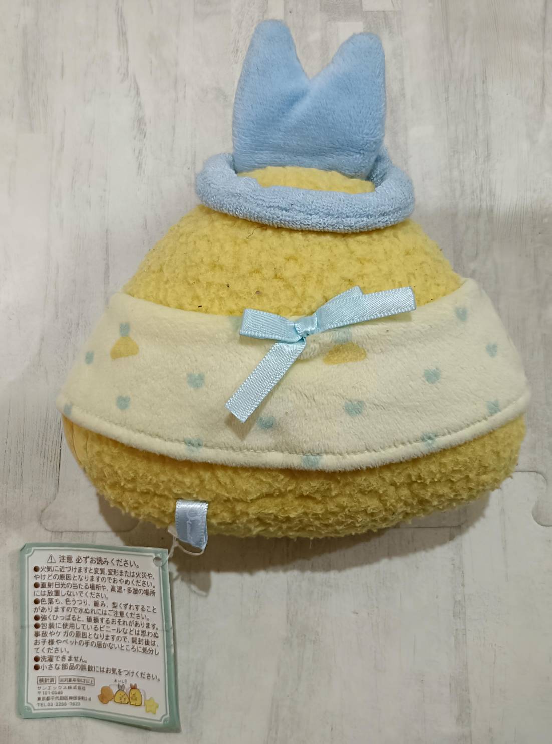 あじふらいのしっぽ ぬいぐるみ 背面。水色サテンリボンとハートドット柄パジャマの後ろ姿。日本語注意書きタグが見える。